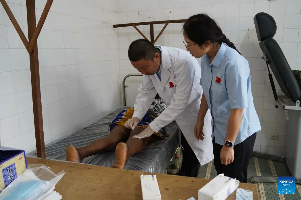 Chinese doctors provide free medical services in Togo
