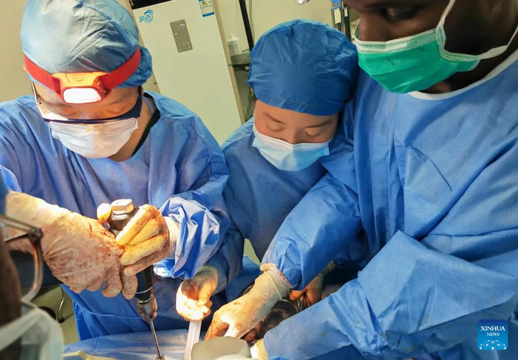 Sierra Leone bids farewell to 26th Chinese medical team, welcomes 27th batch